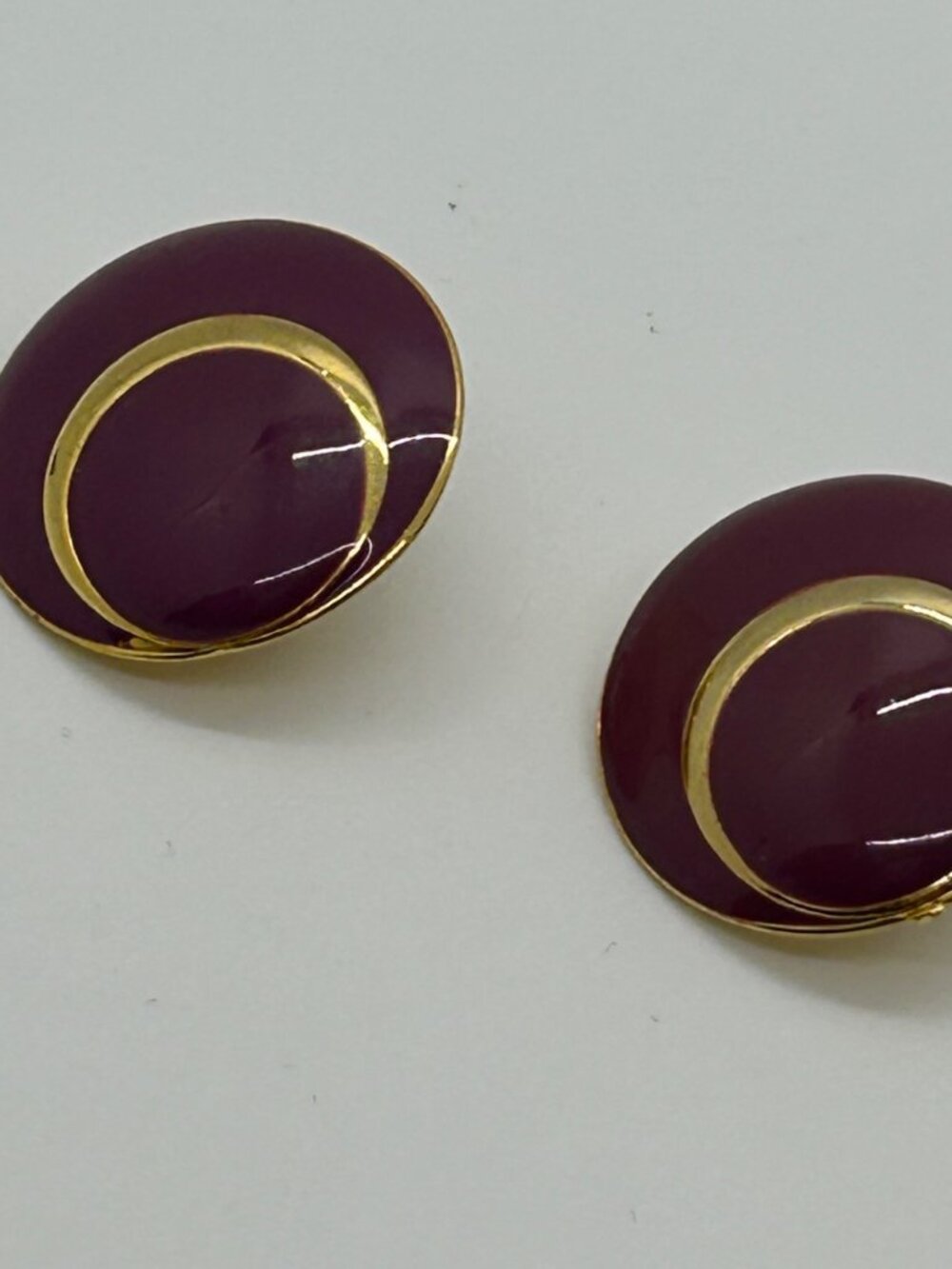 Vintage 1980s Mauve Purple Enamel & Gold Tone Round Clip-On Earrings - Picture 2 of 11